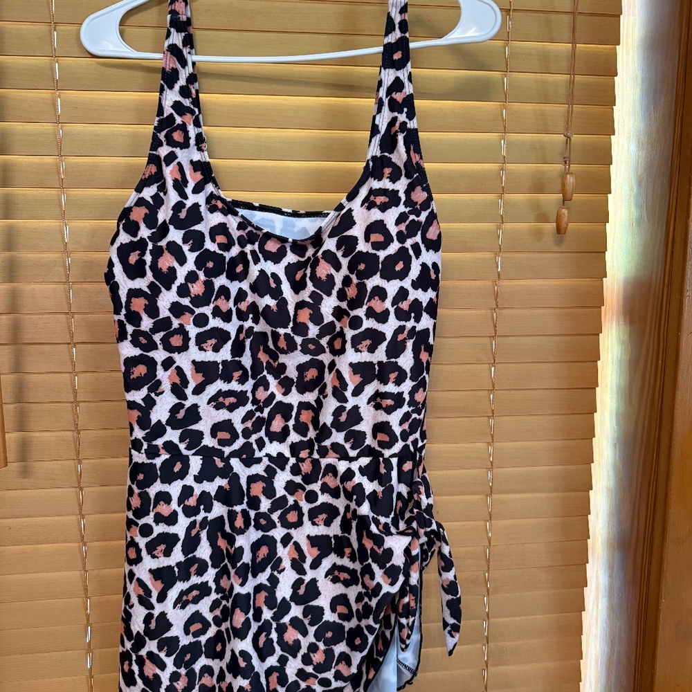 Beautiful 1 Pc leopard design brand new swim skirt